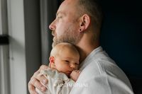 Newbornfotografie - fotograaf Friesland - fotograaf lindafoto.nl - vader dochter - fotoshoot Akkrum