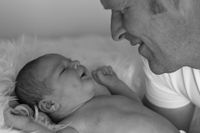 Newbornfotograaf in Friesland - Newbornfoto met vader en zoon tijdens fotoshoot in Friesland.