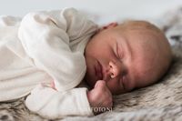 Newborn slapend op de foto. newborn fotograaf Friesland, fotograaf friesland