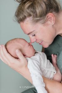 Newbornfotografie Friesland- moeder van drie zonen - fotoshoot Grou - Newbornfotograaf lindafoto.nl